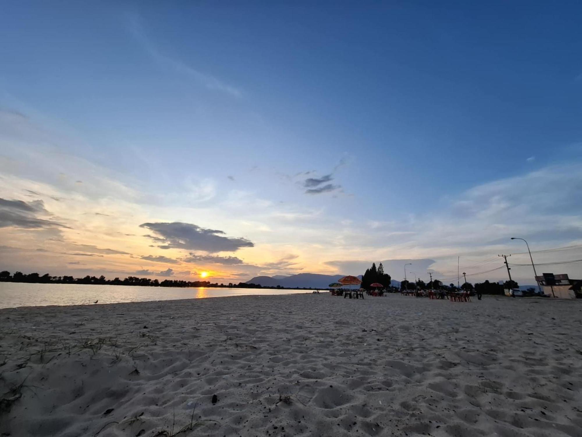 La Plage De Kampot By Lee & Hap Guest House Exteriör bild